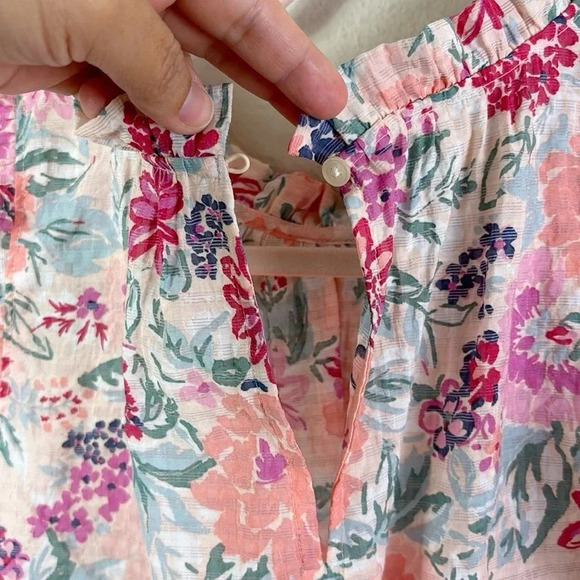LOFT Floral Mock Neck Flutter Sleeve Top size L - Picture 4 of 9